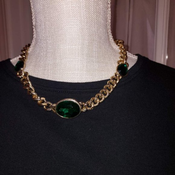 VINTAGE GOLD-TONE NECKLACE WITH EMERALD COLORED STONES - Picture 1 of 2